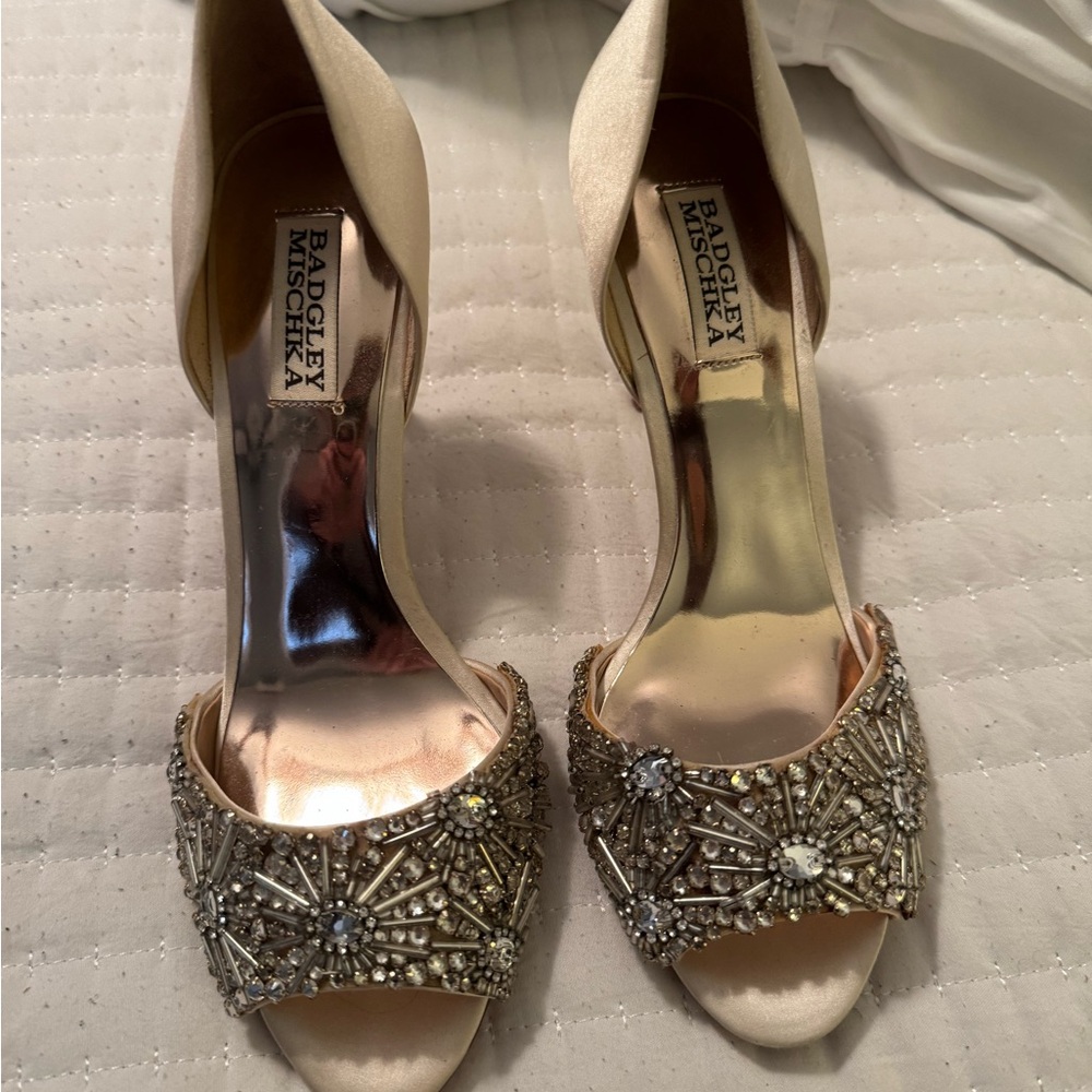 Badgley Mischka Embellished beaded and Rhinestone Size 8.5 Cream Heels - Picture 2 of 15